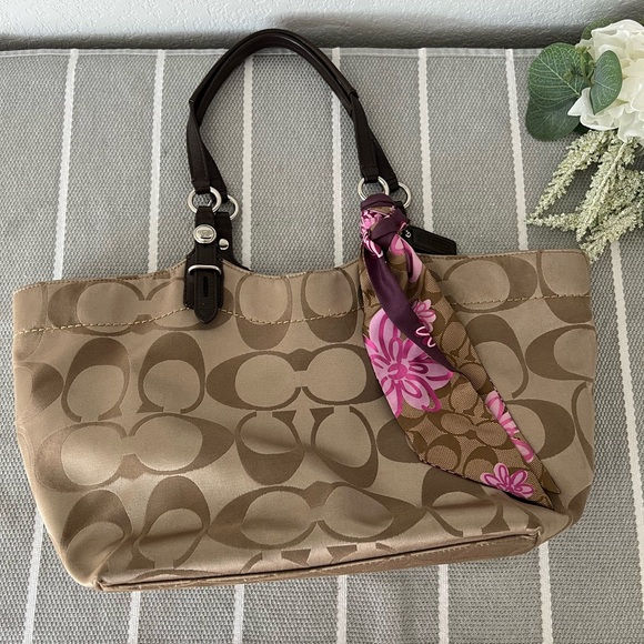 Coach purse with classic C - Picture 1 of 9